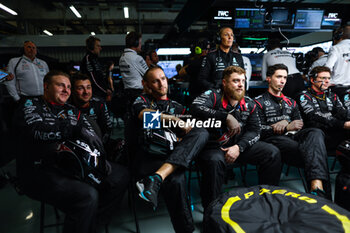 2024-04-20 - Mercedes AMG F1 Team mechanic, mecanicien, mechanics during the Formula 1 Lenovo Chinese Grand Prix 2024, 5th round of the 2024 Formula One World Championship from April 19 to 21, 2024 on the Shanghai International Circuit, in Shanghai, China - F1 - CHINESE GRAND PRIX 2024 - FORMULA 1 - MOTORS