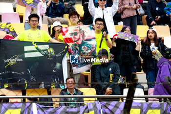 2024-04-20 - HAMILTON Lewis (gbr), Mercedes AMG F1 Team W15, fans during the Formula 1 Lenovo Chinese Grand Prix 2024, 5th round of the 2024 Formula One World Championship from April 19 to 21, 2024 on the Shanghai International Circuit, in Shanghai, China - F1 - CHINESE GRAND PRIX 2024 - FORMULA 1 - MOTORS