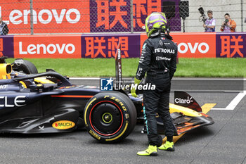 2024-04-20 - HAMILTON Lewis (gbr), Mercedes AMG F1 Team W15, portrait SNEAKS AT VERSTAPPEN Max (ned), Red Bull Racing RB20, car during the Formula 1 Lenovo Chinese Grand Prix 2024, 5th round of the 2024 Formula One World Championship from April 19 to 21, 2024 on the Shanghai International Circuit, in Shanghai, China - F1 - CHINESE GRAND PRIX 2024 - FORMULA 1 - MOTORS