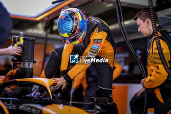 2024-04-20 - PIASTRI Oscar (aus), McLaren F1 Team MCL38, portrait during the Formula 1 Lenovo Chinese Grand Prix 2024, 5th round of the 2024 Formula One World Championship from April 19 to 21, 2024 on the Shanghai International Circuit, in Shanghai, China - F1 - CHINESE GRAND PRIX 2024 - FORMULA 1 - MOTORS