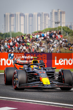 2024-04-20 - 11 PEREZ Sergio (mex), Red Bull Racing RB20, action during the Formula 1 Lenovo Chinese Grand Prix 2024, 5th round of the 2024 Formula One World Championship from April 19 to 21, 2024 on the Shanghai International Circuit, in Shanghai, China - F1 - CHINESE GRAND PRIX 2024 - FORMULA 1 - MOTORS