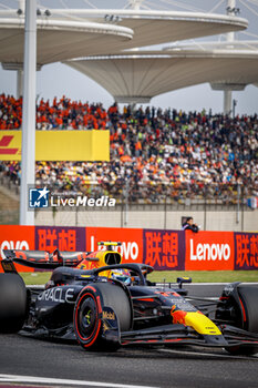 2024-04-20 - 11 PEREZ Sergio (mex), Red Bull Racing RB20, action during the Formula 1 Lenovo Chinese Grand Prix 2024, 5th round of the 2024 Formula One World Championship from April 19 to 21, 2024 on the Shanghai International Circuit, in Shanghai, China - F1 - CHINESE GRAND PRIX 2024 - FORMULA 1 - MOTORS