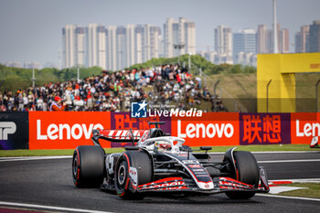 2024-04-20 - 20 MAGNUSSEN Kevin (den), Haas F1 Team VF-24 Ferrari, action during the Formula 1 Lenovo Chinese Grand Prix 2024, 5th round of the 2024 Formula One World Championship from April 19 to 21, 2024 on the Shanghai International Circuit, in Shanghai, China - F1 - CHINESE GRAND PRIX 2024 - FORMULA 1 - MOTORS