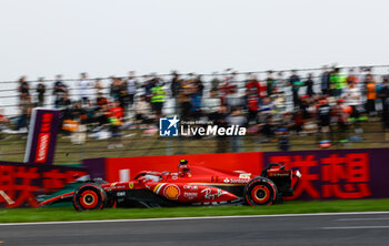2024-04-20 - 55 SAINZ Carlos (spa), Scuderia Ferrari SF-24, action crash, accident, during the Formula 1 Lenovo Chinese Grand Prix 2024, 5th round of the 2024 Formula One World Championship from April 19 to 21, 2024 on the Shanghai International Circuit, in Shanghai, China - F1 - CHINESE GRAND PRIX 2024 - FORMULA 1 - MOTORS