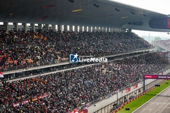 2024-04-20 - Fans in the grandstands during the Formula 1 Lenovo Chinese Grand Prix 2024, 5th round of the 2024 Formula One World Championship from April 19 to 21, 2024 on the Shanghai International Circuit, in Shanghai, China - F1 - CHINESE GRAND PRIX 2024 - FORMULA 1 - MOTORS