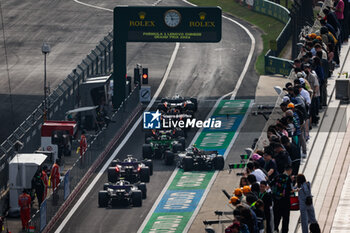 2024-04-20 - Cars queueing in the pitman during qualifications during the Formula 1 Lenovo Chinese Grand Prix 2024, 5th round of the 2024 Formula One World Championship from April 19 to 21, 2024 on the Shanghai International Circuit, in Shanghai, China - F1 - CHINESE GRAND PRIX 2024 - FORMULA 1 - MOTORS