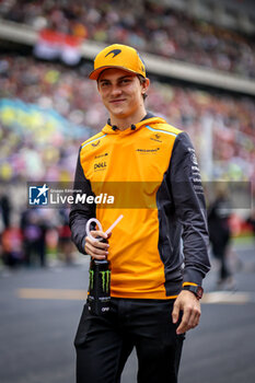 21/04/2024 - PIASTRI Oscar (aus), McLaren F1 Team MCL38, portrait during the Formula 1 Lenovo Chinese Grand Prix 2024, 5th round of the 2024 Formula One World Championship from April 19 to 21, 2024 on the Shanghai International Circuit, in Shanghai, China - F1 - CHINESE GRAND PRIX 2024 - FORMULA 1 - MOTORI