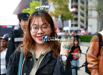 21/04/2024 - Fan of HAMILTON Lewis (gbr), Mercedes AMG F1 Team W15, during the Formula 1 Lenovo Chinese Grand Prix 2024, 5th round of the 2024 Formula One World Championship from April 19 to 21, 2024 on the Shanghai International Circuit, in Shanghai, China - F1 - CHINESE GRAND PRIX 2024 - FORMULA 1 - MOTORI