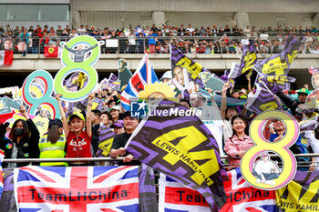2024-04-21 - Fans of HAMILTON Lewis (gbr), Mercedes AMG F1 Team W15, portrait during the Formula 1 Lenovo Chinese Grand Prix 2024, 5th round of the 2024 Formula One World Championship from April 19 to 21, 2024 on the Shanghai International Circuit, in Shanghai, China - F1 - CHINESE GRAND PRIX 2024 - FORMULA 1 - MOTORS