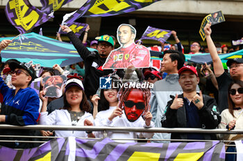 21/04/2024 - Fans of HAMILTON Lewis (gbr), Mercedes AMG F1 Team W15, portrait during the Formula 1 Lenovo Chinese Grand Prix 2024, 5th round of the 2024 Formula One World Championship from April 19 to 21, 2024 on the Shanghai International Circuit, in Shanghai, China - F1 - CHINESE GRAND PRIX 2024 - FORMULA 1 - MOTORI