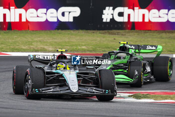 21/04/2024 - 44 HAMILTON Lewis (gbr), Mercedes AMG F1 Team W15, action and 24 ZHOU Guanyu (chi), Stake F1 Team Kick Sauber C44, action during the Formula 1 Lenovo Chinese Grand Prix 2024, 5th round of the 2024 Formula One World Championship from April 19 to 21, 2024 on the Shanghai International Circuit, in Shanghai, China - F1 - CHINESE GRAND PRIX 2024 - FORMULA 1 - MOTORI