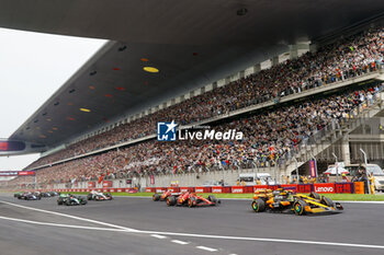 21/04/2024 - Start of the race 04 NORRIS Lando (gbr), McLaren F1 Team MCL38, action and 81 PIASTRI Oscar (aus), McLaren F1 Team MCL38, action during the Formula 1 Lenovo Chinese Grand Prix 2024, 5th round of the 2024 Formula One World Championship from April 19 to 21, 2024 on the Shanghai International Circuit, in Shanghai, China - F1 - CHINESE GRAND PRIX 2024 - FORMULA 1 - MOTORI