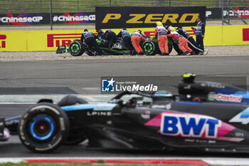 21/04/2024 - Marshalls 77 BOTTAS Valtteri (fin), Stake F1 Team Kick Sauber C44, action during the Formula 1 Lenovo Chinese Grand Prix 2024, 5th round of the 2024 Formula One World Championship from April 19 to 21, 2024 on the Shanghai International Circuit, in Shanghai, China - F1 - CHINESE GRAND PRIX 2024 - FORMULA 1 - MOTORI