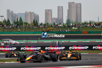 21/04/2024 - 01 VERSTAPPEN Max (nld), Red Bull Racing RB20, 04 NORRIS Lando (gbr), McLaren F1 Team MCL38, 11 PEREZ Sergio (mex), Red Bull Racing RB20, action during the Formula 1 Lenovo Chinese Grand Prix 2024, 5th round of the 2024 Formula One World Championship from April 19 to 21, 2024 on the Shanghai International Circuit, in Shanghai, China - F1 - CHINESE GRAND PRIX 2024 - FORMULA 1 - MOTORI