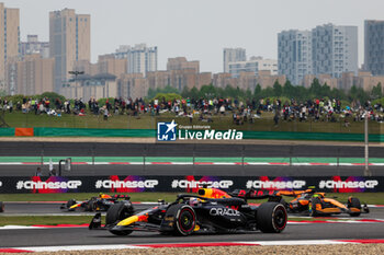 2024-04-21 - 01 VERSTAPPEN Max (nld), Red Bull Racing RB20, 04 NORRIS Lando (gbr), McLaren F1 Team MCL38, 11 PEREZ Sergio (mex), Red Bull Racing RB20, action during the Formula 1 Lenovo Chinese Grand Prix 2024, 5th round of the 2024 Formula One World Championship from April 19 to 21, 2024 on the Shanghai International Circuit, in Shanghai, China - F1 - CHINESE GRAND PRIX 2024 - FORMULA 1 - MOTORS