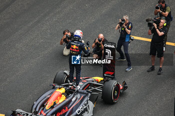 21/04/2024 - VERSTAPPEN Max (ned), Red Bull Racing RB20, portrait celebration during the Formula 1 Lenovo Chinese Grand Prix 2024, 5th round of the 2024 Formula One World Championship from April 19 to 21, 2024 on the Shanghai International Circuit, in Shanghai, China - F1 - CHINESE GRAND PRIX 2024 - FORMULA 1 - MOTORI