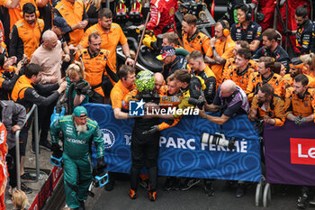 21/04/2024 - NORRIS Lando (gbr), McLaren F1 Team MCL38, portrait mechanic, mecanicien, mechanics celebration during the Formula 1 Lenovo Chinese Grand Prix 2024, 5th round of the 2024 Formula One World Championship from April 19 to 21, 2024 on the Shanghai International Circuit, in Shanghai, China - F1 - CHINESE GRAND PRIX 2024 - FORMULA 1 - MOTORI