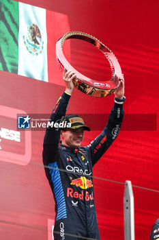 2024-04-21 - VERSTAPPEN Max (ned), Red Bull Racing RB20, portrait trophy podium during the Formula 1 Lenovo Chinese Grand Prix 2024, 5th round of the 2024 Formula One World Championship from April 19 to 21, 2024 on the Shanghai International Circuit, in Shanghai, China - F1 - CHINESE GRAND PRIX 2024 - FORMULA 1 - MOTORS