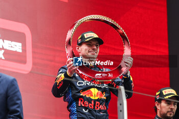 2024-04-21 - VERSTAPPEN Max (ned), Red Bull Racing RB20, portrait podium trophy during the Formula 1 Lenovo Chinese Grand Prix 2024, 5th round of the 2024 Formula One World Championship from April 19 to 21, 2024 on the Shanghai International Circuit, in Shanghai, China - F1 - CHINESE GRAND PRIX 2024 - FORMULA 1 - MOTORS