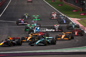 21/04/2024 - Start of the race: 14 ALONSO Fernando (spa), Aston Martin F1 Team AMR24, 04 NORRIS Lando (gbr), McLaren F1 Team MCL38, 81 PIASTRI Oscar (aus), McLaren F1 Team MCL38, action during the Formula 1 Lenovo Chinese Grand Prix 2024, 5th round of the 2024 Formula One World Championship from April 19 to 21, 2024 on the Shanghai International Circuit, in Shanghai, China - F1 - CHINESE GRAND PRIX 2024 - FORMULA 1 - MOTORI