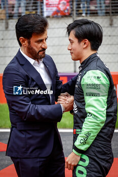 21/04/2024 - Atmosphere start of the race, depart, ZHOU Guanyu (chi), Stake F1 Team Kick Sauber C44, portrait, BEN SULAYEM Mohammed (uae), President of the FIA, portrait pre grid during the Formula 1 Lenovo Chinese Grand Prix 2024, 5th round of the 2024 Formula One World Championship from April 19 to 21, 2024 on the Shanghai International Circuit, in Shanghai, China - F1 - CHINESE GRAND PRIX 2024 - FORMULA 1 - MOTORI