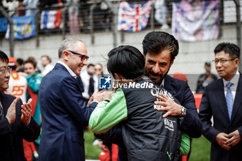 21/04/2024 - Atmosphere start of the race, depart, ZHOU Guanyu (chi), Stake F1 Team Kick Sauber C44, portrait, BEN SULAYEM Mohammed (uae), President of the FIA, portrait pre grid during the Formula 1 Lenovo Chinese Grand Prix 2024, 5th round of the 2024 Formula One World Championship from April 19 to 21, 2024 on the Shanghai International Circuit, in Shanghai, China - F1 - CHINESE GRAND PRIX 2024 - FORMULA 1 - MOTORI