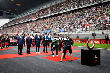 2024-04-21 - Atmosphere start of the race, depart, ZHOU Guanyu (chi), Stake F1 Team Kick Sauber C44, portrait, BEN SULAYEM Mohammed (uae), President of the FIA, portrait pre grid during the Formula 1 Lenovo Chinese Grand Prix 2024, 5th round of the 2024 Formula One World Championship from April 19 to 21, 2024 on the Shanghai International Circuit, in Shanghai, China - F1 - CHINESE GRAND PRIX 2024 - FORMULA 1 - MOTORS