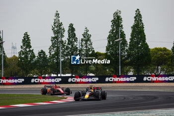 21/04/2024 - 01 VERSTAPPEN Max (nld), Red Bull Racing RB20, 16 LECLERC Charles (mco), Scuderia Ferrari SF-24, action during the Formula 1 Lenovo Chinese Grand Prix 2024, 5th round of the 2024 Formula One World Championship from April 19 to 21, 2024 on the Shanghai International Circuit, in Shanghai, China - F1 - CHINESE GRAND PRIX 2024 - FORMULA 1 - MOTORI