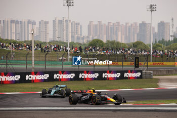 2024-04-21 - 11 PEREZ Sergio (mex), Red Bull Racing RB20, action 14 ALONSO Fernando (spa), Aston Martin F1 Team AMR24, action during the Formula 1 Lenovo Chinese Grand Prix 2024, 5th round of the 2024 Formula One World Championship from April 19 to 21, 2024 on the Shanghai International Circuit, in Shanghai, China - F1 - CHINESE GRAND PRIX 2024 - FORMULA 1 - MOTORS