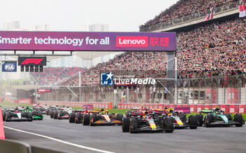 21/04/2024 - start of the race, depart, 01 VERSTAPPEN Max (nld), Red Bull Racing RB20, action 11 PEREZ Sergio (mex), Red Bull Racing RB20, action 14 ALONSO Fernando (spa), Aston Martin F1 Team AMR24, action during the Formula 1 Lenovo Chinese Grand Prix 2024, 5th round of the 2024 Formula One World Championship from April 19 to 21, 2024 on the Shanghai International Circuit, in Shanghai, China - F1 - CHINESE GRAND PRIX 2024 - FORMULA 1 - MOTORI
