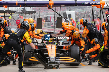 2024-04-21 - 81 PIASTRI Oscar (aus), McLaren F1 Team MCL38, action during the Formula 1 Lenovo Chinese Grand Prix 2024, 5th round of the 2024 Formula One World Championship from April 19 to 21, 2024 on the Shanghai International Circuit, in Shanghai, China - F1 - CHINESE GRAND PRIX 2024 - FORMULA 1 - MOTORS