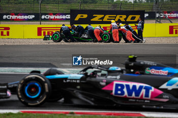 2024-04-21 - Marshalls evacuating the car of BOTTAS Valtteri (fin), Stake F1 Team Kick Sauber C44, during the Formula 1 Lenovo Chinese Grand Prix 2024, 5th round of the 2024 Formula One World Championship from April 19 to 21, 2024 on the Shanghai International Circuit, in Shanghai, China - F1 - CHINESE GRAND PRIX 2024 - FORMULA 1 - MOTORS