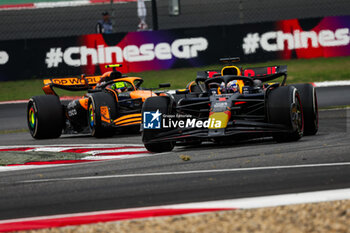 2024-04-21 - 01 VERSTAPPEN Max (nld), Red Bull Racing RB20, 04 NORRIS Lando (gbr), McLaren F1 Team MCL38, action during the Formula 1 Lenovo Chinese Grand Prix 2024, 5th round of the 2024 Formula One World Championship from April 19 to 21, 2024 on the Shanghai International Circuit, in Shanghai, China - F1 - CHINESE GRAND PRIX 2024 - FORMULA 1 - MOTORS
