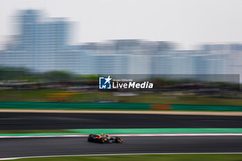 21/04/2024 - 04 NORRIS Lando (gbr), McLaren F1 Team MCL38, action during the Formula 1 Lenovo Chinese Grand Prix 2024, 5th round of the 2024 Formula One World Championship from April 19 to 21, 2024 on the Shanghai International Circuit, in Shanghai, China - F1 - CHINESE GRAND PRIX 2024 - FORMULA 1 - MOTORI