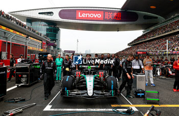 2024-04-21 - Mercedes AMG F1 Team mechanic, mecanicien, mechanics during the Formula 1 Lenovo Chinese Grand Prix 2024, 5th round of the 2024 Formula One World Championship from April 19 to 21, 2024 on the Shanghai International Circuit, in Shanghai, China - F1 - CHINESE GRAND PRIX 2024 - FORMULA 1 - MOTORS