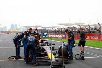 2024-04-21 - 01 VERSTAPPEN Max (nld), Red Bull Racing RB20, action during the Formula 1 Lenovo Chinese Grand Prix 2024, 5th round of the 2024 Formula One World Championship from April 19 to 21, 2024 on the Shanghai International Circuit, in Shanghai, China - F1 - CHINESE GRAND PRIX 2024 - FORMULA 1 - MOTORS