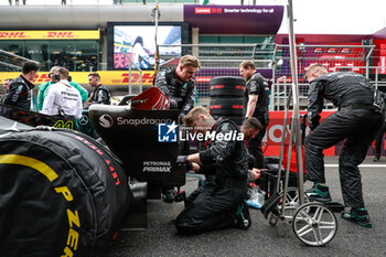 21/04/2024 - Mercedes AMG F1 Team mechanic, mecanicien, mechanics during the Formula 1 Lenovo Chinese Grand Prix 2024, 5th round of the 2024 Formula One World Championship from April 19 to 21, 2024 on the Shanghai International Circuit, in Shanghai, China - F1 - CHINESE GRAND PRIX 2024 - FORMULA 1 - MOTORI
