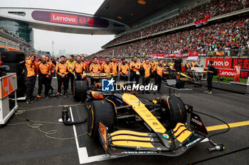 2024-04-21 - McLaren F1 Team mechanic, mecanicien, mechanics during the Formula 1 Lenovo Chinese Grand Prix 2024, 5th round of the 2024 Formula One World Championship from April 19 to 21, 2024 on the Shanghai International Circuit, in Shanghai, China - F1 - CHINESE GRAND PRIX 2024 - FORMULA 1 - MOTORS