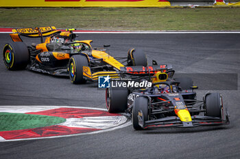 2024-04-21 - 01 VERSTAPPEN Max (nld), Red Bull Racing RB20, action, 04 NORRIS Lando (gbr), McLaren F1 Team MCL38, action during the Formula 1 Lenovo Chinese Grand Prix 2024, 5th round of the 2024 Formula One World Championship from April 19 to 21, 2024 on the Shanghai International Circuit, in Shanghai, China - F1 - CHINESE GRAND PRIX 2024 - FORMULA 1 - MOTORS