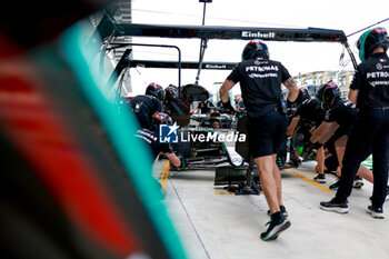 2024-05-02 - Mercedes AMG F1 Team pit stop practice during the Formula 1 Crypto.com Miami Grand Prix 2024, 6th round of the 2024 Formula One World Championship from May 3 to 5, 2024 on the Miami International Autodrome, in Miami, United States of America - F1 - MIAMI GRAND PRIX 2024 - FORMULA 1 - MOTORS