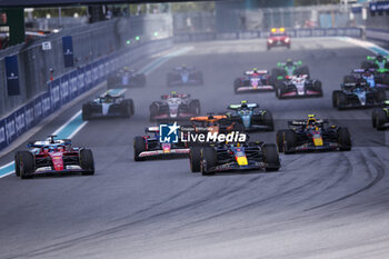 04/05/2024 - Start of the race, 01 VERSTAPPEN Max (nld), Red Bull Racing RB20, 16 LECLERC Charles (mco), Scuderia Ferrari HP SF-24, action during the Formula 1 Crypto.com Miami Grand Prix 2024, 6th round of the 2024 Formula One World Championship from May 3 to 5, 2024 on the Miami International Autodrome, in Miami, United States of America - F1 - MIAMI GRAND PRIX 2024 - FORMULA 1 - MOTORI