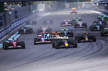 04/05/2024 - Start of the race, 01 VERSTAPPEN Max (nld), Red Bull Racing RB20, 16 LECLERC Charles (mco), Scuderia Ferrari HP SF-24, action during the Formula 1 Crypto.com Miami Grand Prix 2024, 6th round of the 2024 Formula One World Championship from May 3 to 5, 2024 on the Miami International Autodrome, in Miami, United States of America - F1 - MIAMI GRAND PRIX 2024 - FORMULA 1 - MOTORI