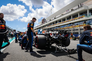 2024-05-04 - starting grid 11 PEREZ Sergio (mex), Red Bull Racing RB20, during the Formula 1 Crypto.com Miami Grand Prix 2024, 6th round of the 2024 Formula One World Championship from May 3 to 5, 2024 on the Miami International Autodrome, in Miami, United States of America - F1 - MIAMI GRAND PRIX 2024 - FORMULA 1 - MOTORS