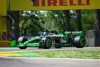 2024-05-17 - Zhou Guanyu Sauber Motorsport AG Stake F1 Team Kick Sauber - FORMULA 1 MSC CRUISES GRAN PREMIO DELL'EMILIA-ROMAGNA 2024 - FREE PRACTICE 1 - FORMULA 1 - MOTORS