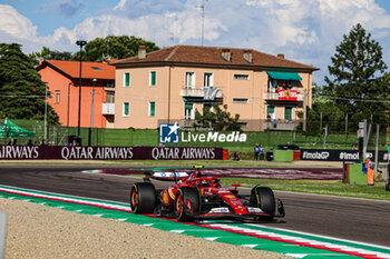 2024-05-17 - Carlos Sainz Jr. (ESP) - Scuderia Ferrari - Ferrari SF-24 - Ferrari - FORMULA 1 MSC CRUISES GRAN PREMIO DELL'EMILIA-ROMAGNA 2024 - FREE PRACTICE 1 AND 2 - FORMULA 1 - MOTORS