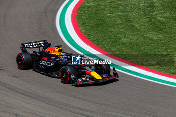 2024-05-17 - Max Verstappen (NED) - Oracle Red Bull Racing - Red Bull RB20 - Honda RBPT - FORMULA 1 MSC CRUISES GRAN PREMIO DELL'EMILIA-ROMAGNA 2024 - FREE PRACTICE 1 AND 2 - FORMULA 1 - MOTORS