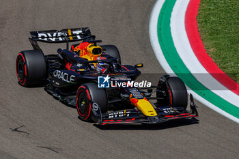 2024-05-17 - Max Verstappen (NED) - Oracle Red Bull Racing - Red Bull RB20 - Honda RBPT - FORMULA 1 MSC CRUISES GRAN PREMIO DELL'EMILIA-ROMAGNA 2024 - FREE PRACTICE 1 AND 2 - FORMULA 1 - MOTORS