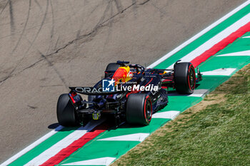 2024-05-17 - Max Verstappen (NED) - Oracle Red Bull Racing - Red Bull RB20 - Honda RBPT - FORMULA 1 MSC CRUISES GRAN PREMIO DELL'EMILIA-ROMAGNA 2024 - FREE PRACTICE 1 AND 2 - FORMULA 1 - MOTORS