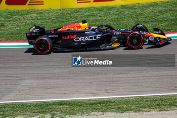 2024-05-17 - Max Verstappen (NED) - Oracle Red Bull Racing - Red Bull RB20 - Honda RBPT - FORMULA 1 MSC CRUISES GRAN PREMIO DELL'EMILIA-ROMAGNA 2024 - FREE PRACTICE 1 AND 2 - FORMULA 1 - MOTORS