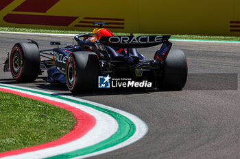 2024-05-17 - Max Verstappen (NED) - Oracle Red Bull Racing - Red Bull RB20 - Honda RBPT - FORMULA 1 MSC CRUISES GRAN PREMIO DELL'EMILIA-ROMAGNA 2024 - FREE PRACTICE 1 AND 2 - FORMULA 1 - MOTORS